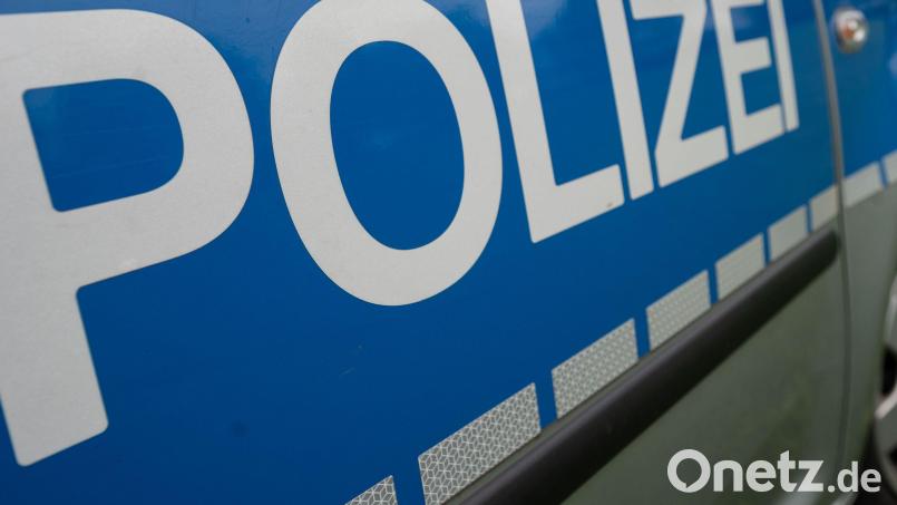Das Wort "Polizei" steht auf einem Einsatzwagen. Polizeibeamte aus Sulzbach-Rosenberg kamen zur Unfallaufnahme und stellten fest: Der Fahrer hatte keinen Führerschein und war alkoholisiert. Symbolbild: Marijan Murat