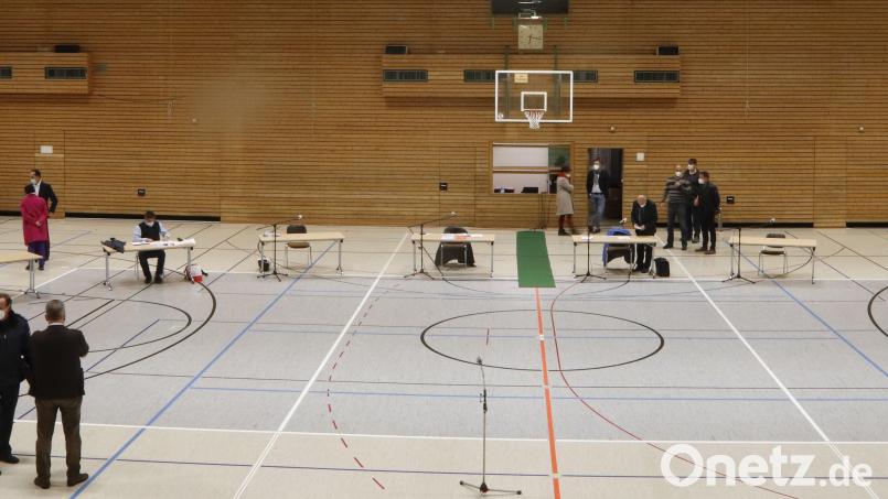 Corona-konform läuft die erste Bürgerversammlung in Präsenz seit langer Zeit ab. Die Sporthalle der Krötenseeschule bietet Platz für ausreichend Abstand. Bild: mfh