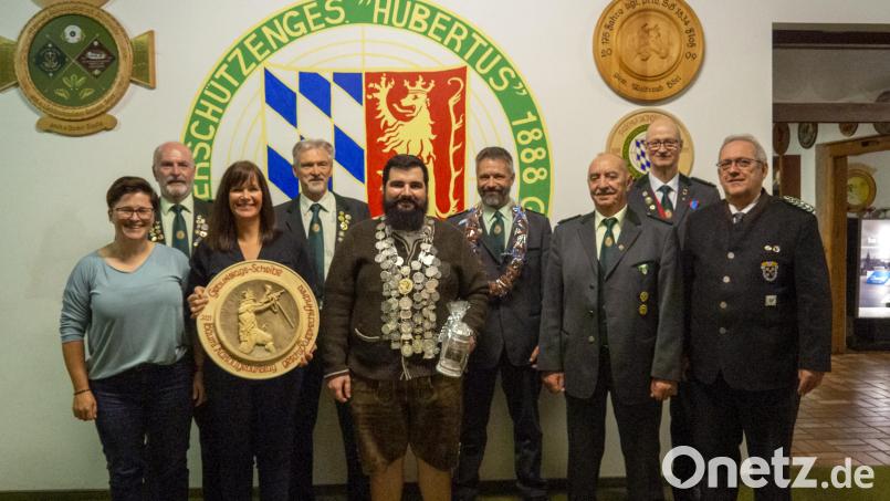 Thomas Ziegler (Mitte mit Kette) ist der neue Schützenkönig, der Hubertusschützen. Weitere Gewinner beim Königs- und Preisschießen sind: Verena Schuller, (von links) Schützenmeister Bernhard Ott, Andrea Rupprecht, Peter Schopf, Günter Dötsch und Willi Klug. Es gratulieren zweiter Schützenmeister Michael Hiller und zweiter Gauschützenmeister Thomas Busch. Bild: mor