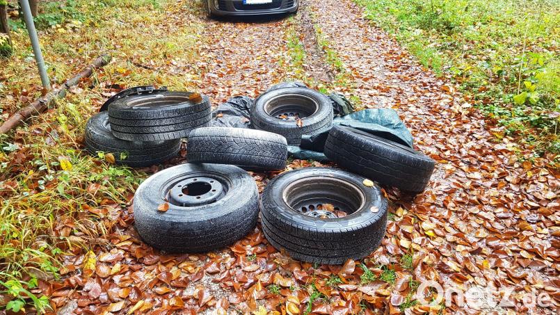 Im Ortsteil Stephansricht in Sulzbach-Rosenberg wurden Altreifen in der Natur entsorgt. Bild: Polizeiinspektion Sulzbach-Rosenberg