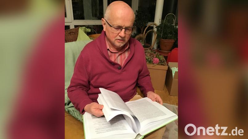 Dr. Josef Weiß-Cemus blättert in seiner Hahnbach-Chronik. Bild: Cemus/exb