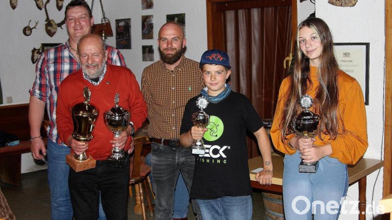 Einer der Höhepunkte beim traditionellen Fischessen war die Bekanntgabe der Jahressieger mit Übergabe der Pokale. Im Bild von links Matthias Zwerenz, Günther Brosch, Daniel Hechtl, Hannes Hechtl und Magdalena Zwerenz. Bild: wro