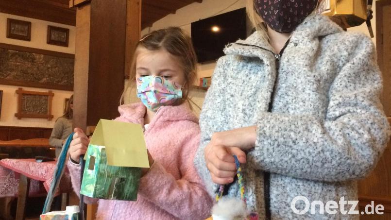 Aus Tetra-Paks lassen die Etzenrichter Kinder Recycling-Laternen entstehen, die sicher nicht nur am Martinstag leuchten werden . Bild: ela