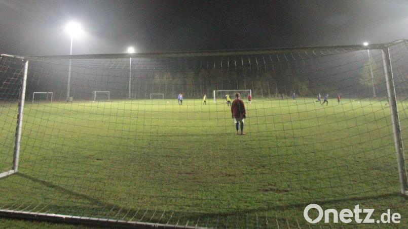 Optimale Ausleuchtung und dazu jede Menge Strom sparen: Der Fußballplatz in Etzenricht in neuem Licht. 25 000 Euro kostete die Umstellung auf LED. Bild: war