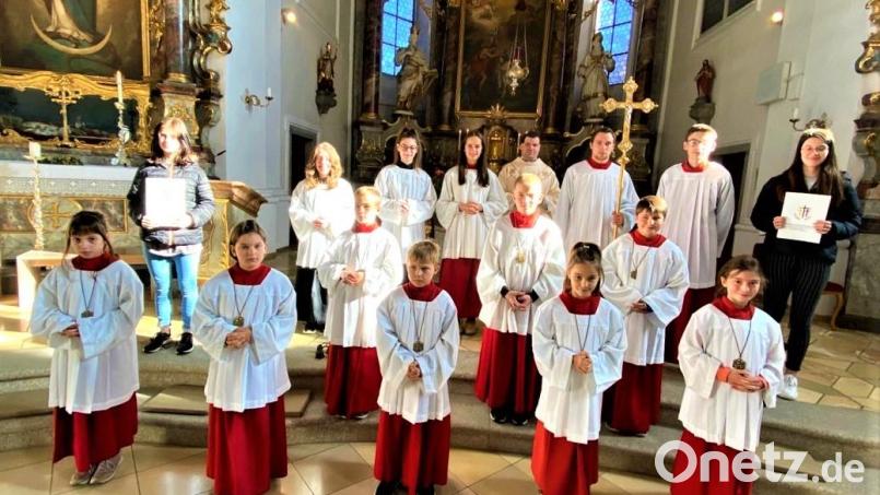 Sieben Jugendliche wurden in die Schar der Ministranten aufgenommen, zwei verabschiedet. Bild: lg