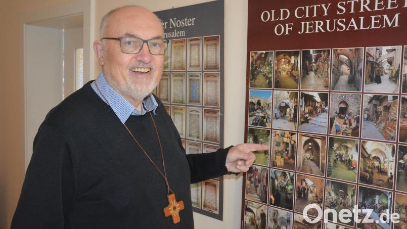 Stadtpfarrer Anton Witt, hier neben einem Plakat mit Fotos der Jerusalemer Altstadt, freut sich auf seine achte Pilgerreise ins Heilige Land. Bild: jr