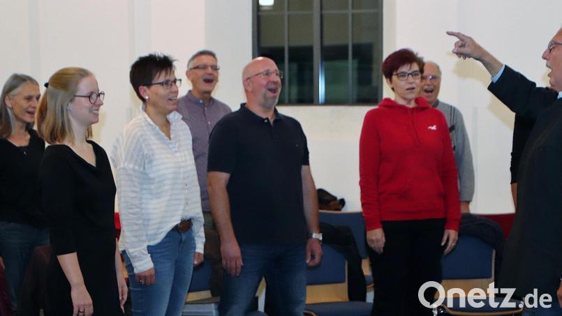 Erste Proben von Werner Singer mit dem Gospelchor Heavenbound fanden im evangelischen Gemeindezentrum Schwandorf statt. Bild: Dobler
