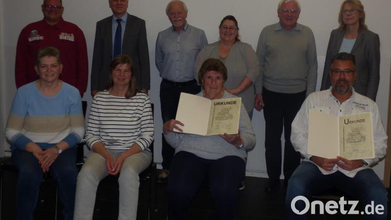 Die Geehrten inmitten von Vorstand und Aufsichtsrat: (von links nach rechts) Karin Schiller, Hans-Jürgen Zitzmann, Sabine Schütte, Martin Scharl, Peter Brandt, Erika Herzog, Anita Michl, Markus Friedrich, Jürgen Pausch und Bettina Kudla. Bild: Dagmar Deutschländer/exb