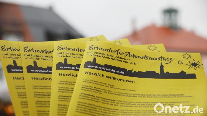 Nicht zu übersehen sind die Flyer und Plakate in leuchtendem Gelb, die auf die Erbendorfer Adventssamstage hinweisen. Am Samstag, 27. November, geht&#039;s los: Viele Erbendorfer Geschäfte beteiligen sich an der Aktion und bieten zu ihren üblichen Öffnungszeiten unterschiedliche Angebote. Das gesamte Programm ist im Internet auf der Homepage der Stadt zu finden. Bild: njn