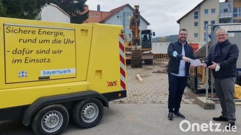 Teamleiter Tobias Henfling (links) vom Bayernwerk zeigte Oberbürgermeister Andreas Feller den Plan für den Neubau der Unterstellhalle für Notstromaggregate. Bild: Bayernwerk/exb