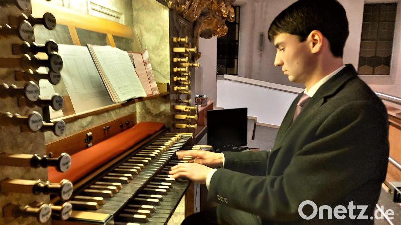 Der Regionalkantor Florian Schuster, der seit 2019 seinen Dienstsitz in Oberviechtach hat, gab auf der Eisenbarth-Orgel sein erstes Konzert. Bild: lg