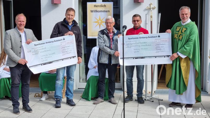 Der stellvertretende Vorsitzende der Schnaittenbacher Kolpingsfamilie, Volker Richter (Zweiter von links), übergibt an Bürgermeister Markus Eichenmüller (links) und Stadtpfarrer Josef Irlbacher (rechts) insgesamt 4500 Euro als Spenden. Bild: nag
