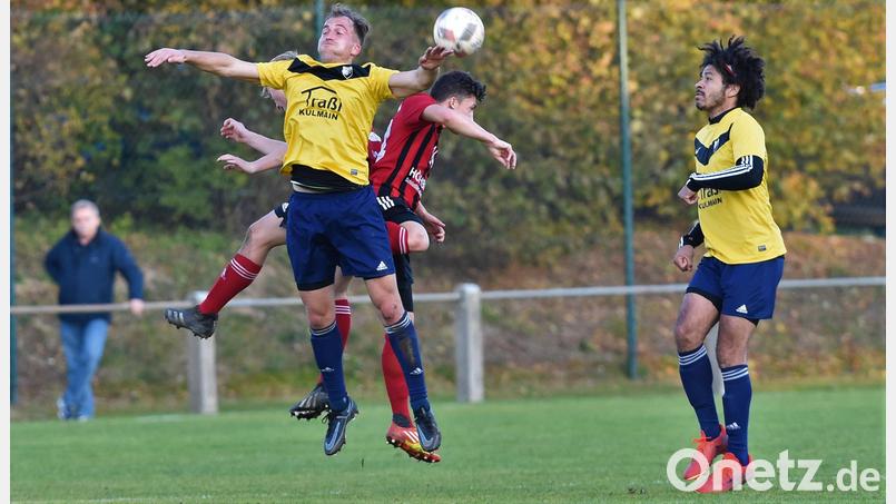 Jakob Schmidt (links, Szene aus dem Heimspiel gegen den SC Luhe-Wildenau) und der SV Kulmain gastieren in der Bezirksliga Nord am Sonntag beim Aufsteiger FC OVI-Teunz. Bild: btg