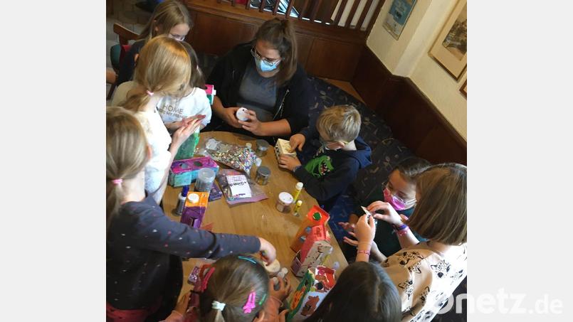 Ein Blick in die Recycling-Laternen-Werkstatt der Etzenrichter Kinder. Bild: ela