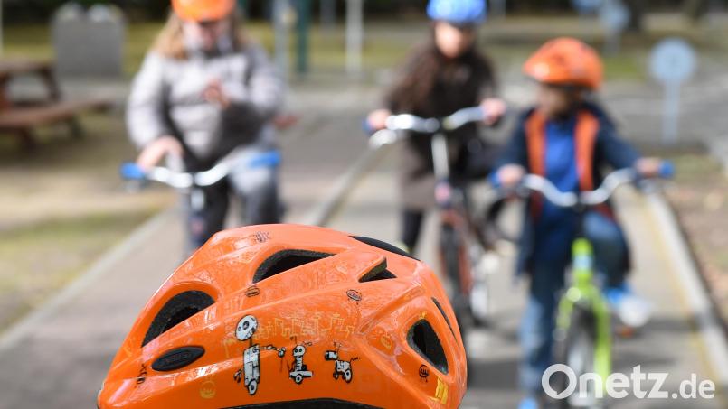 Eine &quot;bedenkliche Entwicklung&quot; sieht die Kreisverkehrswacht bei den Fahrradprüfungen: Immer mehr Kinder schaffen die schriftlichen und praktischen Tests nicht. Symbolbild: Jens Kalaene/dpa