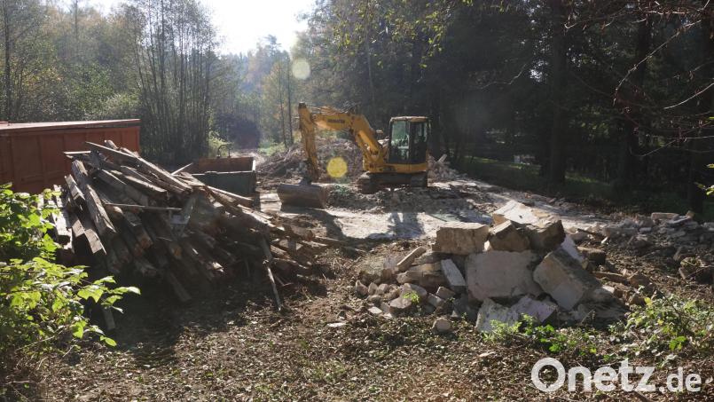 Die dritte Baracke wurde in der Lenauer Straße abgerissen: Nur noch ein Berg Balken und viele Steine blieben übrig. Bild: bkr