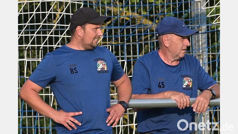 Trainer Sebastian Binner (links) und der SV Raigering brauchen die Punkte. Archivbild: ref