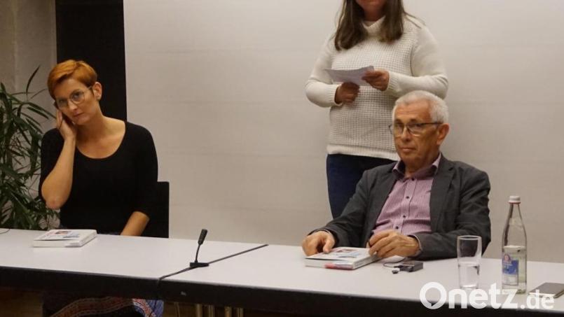 Die Historikerin Kristýna Pinkrová und einer der Co-Autoren, der Journalist Karl Reitmeier aus Waldmünchen mit Ivana Danisch vom CeBB (Mitte), die begrüßte und moderierte. Bild: eib