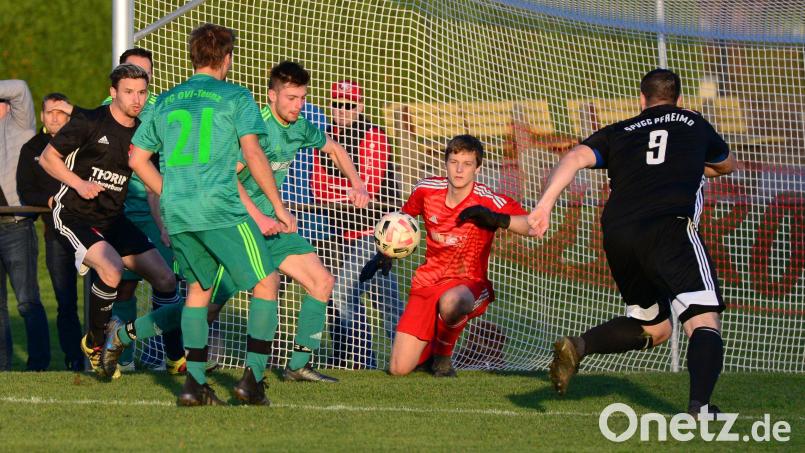 Der Torwart des FC OVI/Teunz. Julian Blab, hatt in der zweiten Hälfte in Pfreimd jede Menge zu tun - und jede Menge Bälle aus dem Netz zu holen. Bild: ham