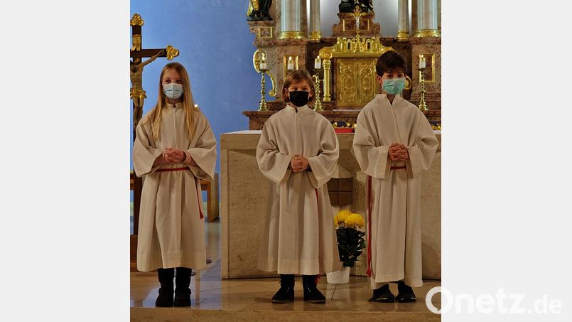 Sarah Hösl (von links), Marie Keil und Ludwig Vierling wurden als Ministranten aufgenommen. Bild: zer