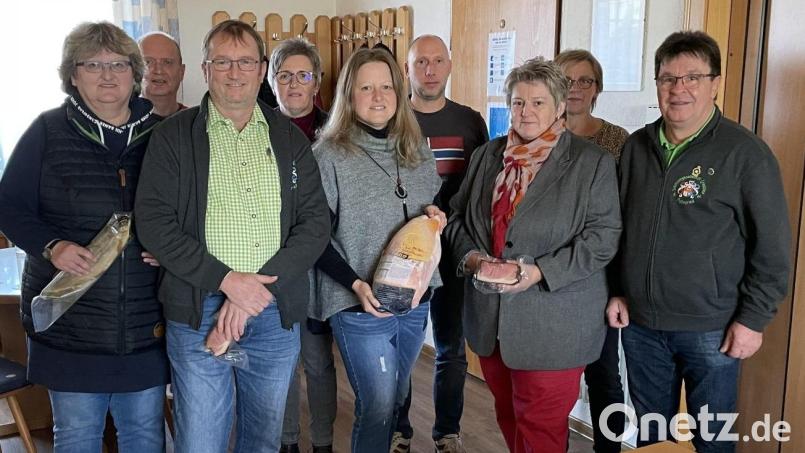 Schmackhafte Preise sicherten sich die Teilnehmer am Kirwaschießen. Bild: exb