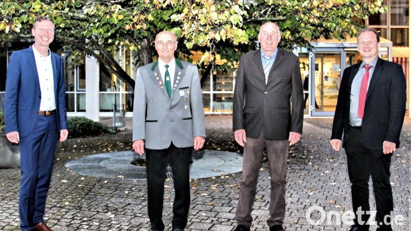 Landrat Florian Wiedemann dankte Wilhelm Kreutzer und Fritz Schindler (von links) für jahrzehntelanges Engagement im Kegel- und Schützensport. Es gratulierte auch Bürgermeister Christian Porsch. Bild: hai