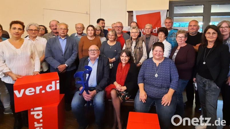Die erste Gruppe der Geehrten des Verdi-Ortsvereins Amberg. Sie gehören zwischen 25 und 75 Jahre der Gewerkschaft an. Bild: ver.di/exb