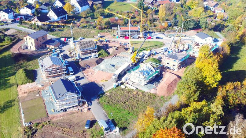 Von 21 Bauplätzen im Neubaugebiet Brunnenwiese in Weidenberg sind derzeit neun Häuser im Bau oder stehen bereits. Bild: op