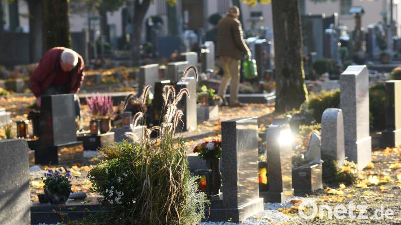 Die gemeinsame Andacht mit Gräbergang ist in diesem Jahr auf Weidens Friedhöfen wieder möglich. Bild: Gabi Schönberger