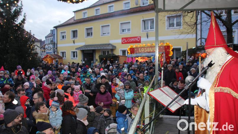 Christkindlmarkt 2019: Beim Nikolausbesuch war der Marktplatz voll. Wenn der Markt heuer stattfinden soll, muss ein entsprechendes Hygienekonzept greifen. Bild: frd