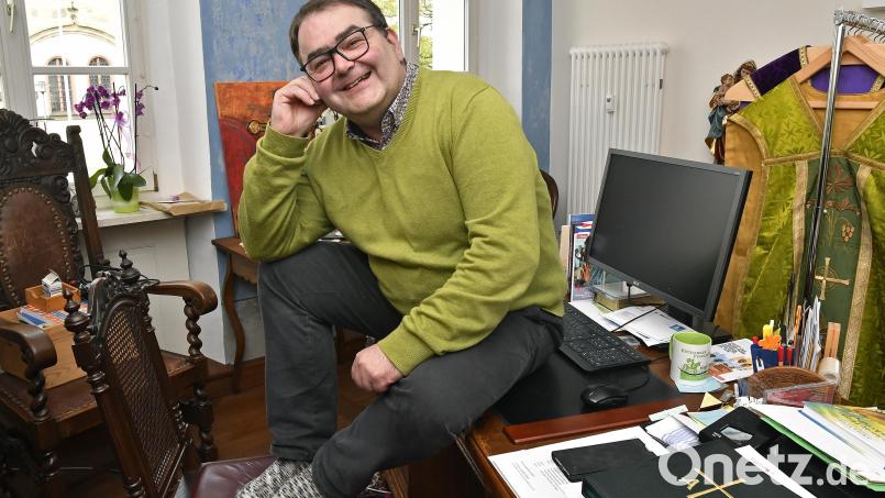 Beim Besuch in seiner Wohnung präsentiert sich Pfarrer Herbert Mader als lockerer und humorvoller Typ. In seiner neuen Pfarrgemeinde in Sulzbach kommt das gut an – viele Gläubigen empfinden seine Art als erfrischend. Bild: Petra Hartl