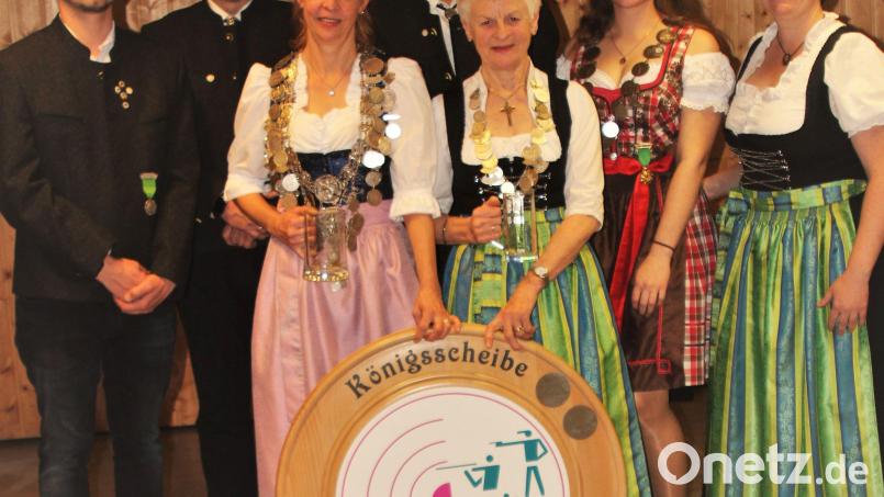 Die neuen Würdenträger der Schützengesellschaft Kleinraigering 1951 e.V. (von links): 1. Ritter Kevin Franke, 2. Ritter Marcus Beier, Schützenkönigin Tanja Ludwig, Oberschützenmeister Markus Böhm, Schützenliesel Christa Donhauser, Jugendkönigin Pia Ludwig und Schützenmeisterin Michaela Nübler. Bild: Werner Rosenthal/exb