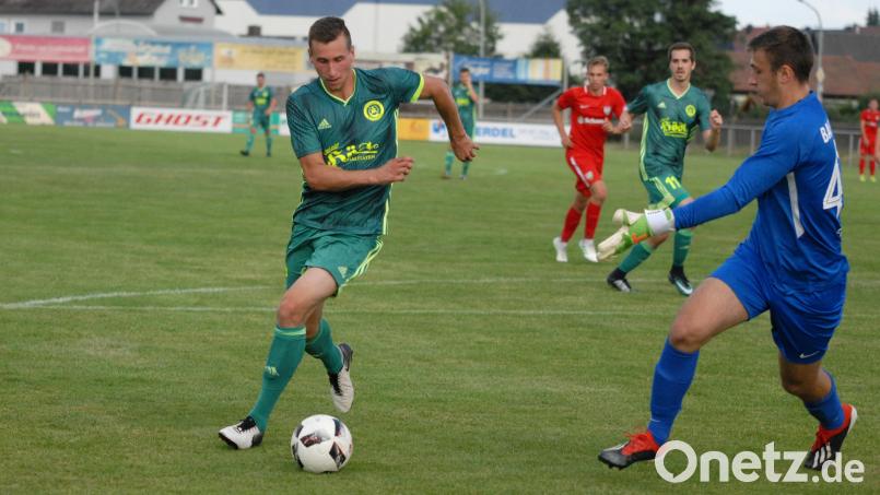 Ein Spiel absolvierte Manuel Dürbeck (links) nach langer Verletzungspause, jetzt muss der Kapitän des SV Mitterteich schon wieder passen. Wegen muskulärer Probleme fehlt Dürbeck am Sonntag im Heimspiel gegen den FSV Stadeln. Archivbild: gb