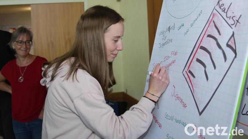 Die Gedanken zu Papier bringen, um sie danach vorzustellen, war eine der Aufgaben beim Jugendworkshop in der Turnhalle der Grund- und Mittelschule Wiesau. Bild: wro