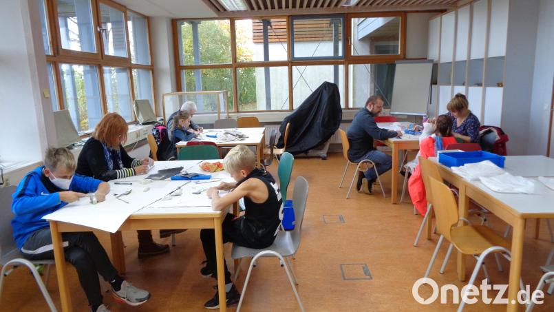 Im Ferienprogramm an der KTB bearbeiteten Kinder und Erwchasene gemeinsam Specksteine. Bild: Andrea Mack, GEO-Zentrum an der KTB/exb