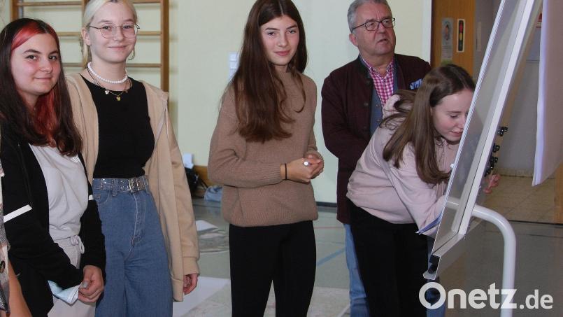 Gerne nahm sich Bürgermeister Toni Dutz (Zweiter von rechts) die Zeit, um mit den Jugendlichen zu sprechen. Bild: wro