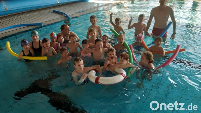 Im Hallenbad Waldsassen hat die Wasserwacht-Ortsgruppe einen Schwimmkurs beendet. Ein neuer startet bereits wieder. Bild: Wasserwacht Waldsassen/exb