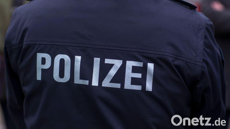 „Polizei“ steht auf der Uniform eines Polizisten. Die Beamten in Sulzbach-Rosenberg kontrollierten am Donnerstag einen Mann, der zuvor in einen Unfall verwickelt war. Er hatte zwei Promille. Symbolbild: Jens Büttner