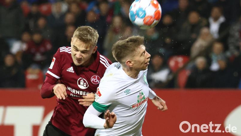 Der Nürnberger Tim Handwerker (links) kämpft mit dem Bremer Mitchell Weiser um den Ball. Bild: Daniel Karmann