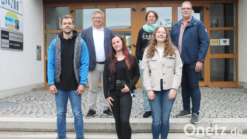 Realschuldirektor German Helgert, Elternbeirätin Lisa Schiml und Elternbeiratsvorsitzender Mario König (hinten von links) gratulierten Teresa Fütterer, Andrea Zaspel und Dominik Schiml (vorne von rechts) zu ihren hervorragenden schulischen Leistungen an der Real- und Fachoberschule. Bild: jzk