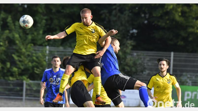 Lennard Müller (Mitte oben) ist wieder beim FC Amberg dabei. Archivbild: Hubert Ziegler