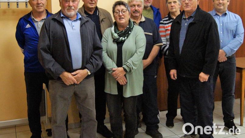 Dem Vorstand gehören an (von links): Georg Baumer, Karl Mayer, Matthias Grundler, Beate Roßmeisl, Josef Pürner, Franz Schwarz, Anna Wiedl, Erwin Biersl und Andreas Eckl (Vorstand TV Nabburg). . Bild: Karl Fröbel/exb