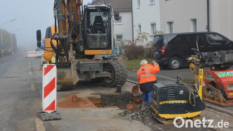 Bei der Auswechslung der Wasserleitung und der Erstellung der Hausanschlüsse in der Pfaffenreuther Straße dauern die Arbeiten an. Bild: jr