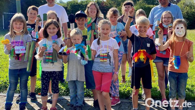 Das Freudenberger Fereinprogramm ist gelungen, ist sich der Gemeinderat einig. Das beweisen auch die fröhlichen Kindergesichter, wie hier beim Abschluss einer fünftägigen Ferienaktionswoche. Mit dabei (hinten, von links): Bürgermeister Alwin Märkl, die beiden Jugendleiterinnen der KOJA Amberg-Sulzbach, Theresa Mühlbauer und Julia Gleixner, sowie der gemeindliche Jugendbeauftragte Christian Drexler. Archivbild: sche