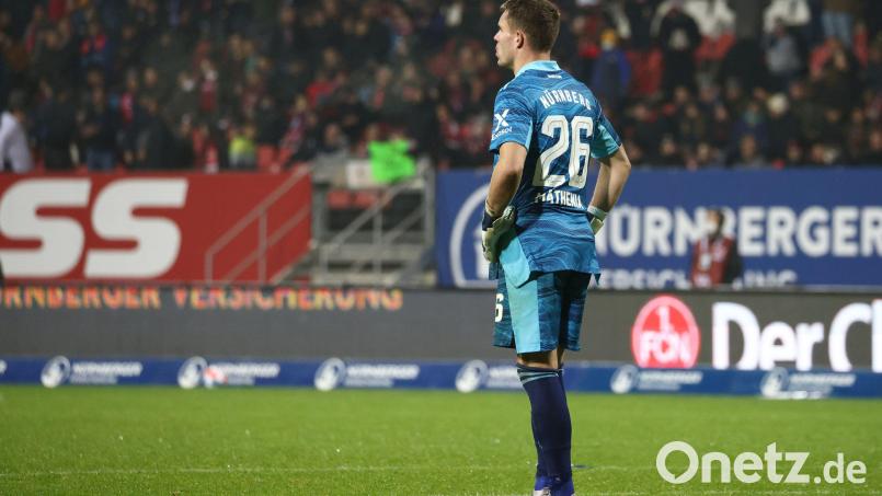 Ein ratloser Christian Mathenia: An ihm lag es nicht, dass der Club Werder Bremen am Freitagabend mit 1:2 unterlag. Bild: Daniel Karmann/dpa