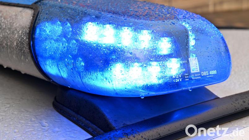 Ein Streifenwagen der Polizei steht mit eingeschaltetem Blaulicht an einem Einsatzort. Symbolbild: Carsten Rehder/dpa