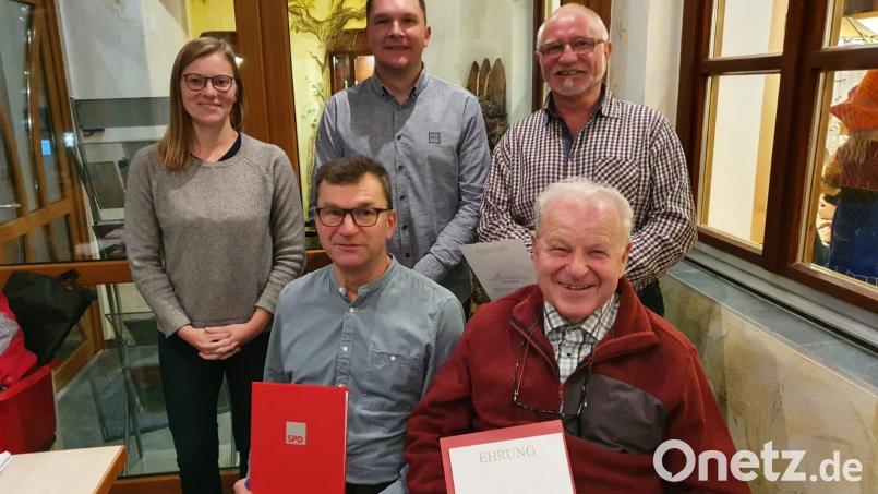 SPD-Kreisvorsitzende Nicole Bäumler und 2. Vorsitzender Christoph Witt (hintere, von links) überreichen die Ehrenurkunden Kurt Witt für 40jährige Mitgiedschaft und Karl Weißer für 30jährige Mitgliedschaft (sitzend von links). Peter Richter (rechts) ist seit 20 Jahren Mitglied der SPD. Bild: bey