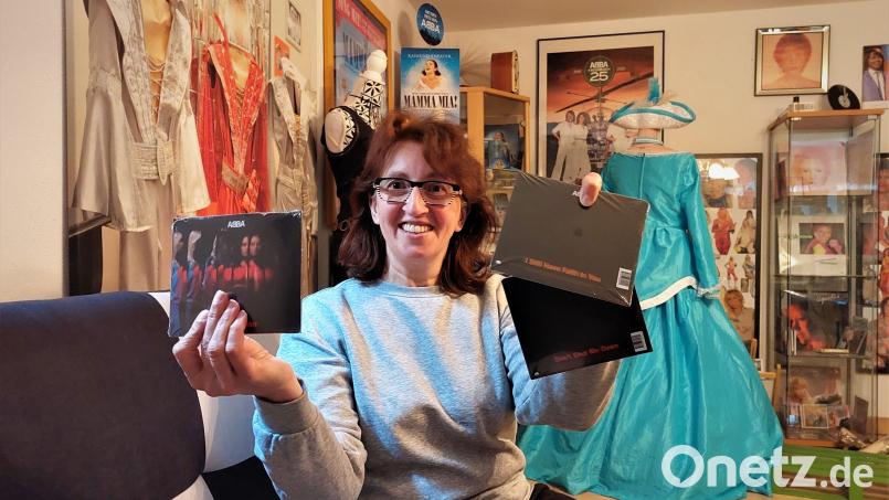 Auch wenn Sandra Doß am Freitag anfänglich ein wenig enttäuscht war, weil das neue Abba-Album noch nicht geliefert wurde, hat sie ein Lächeln auf den Lippen. Schließlich kamen drei CDs mit den Single-Auskopplungen aus dem neuen Album per Post. Bild: ubb