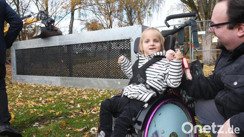 Paula Lang freut sich mit ihrem Papa Marcel Lang über das Rollstuhl-Trampolin. Bild: Gabi Schönberger