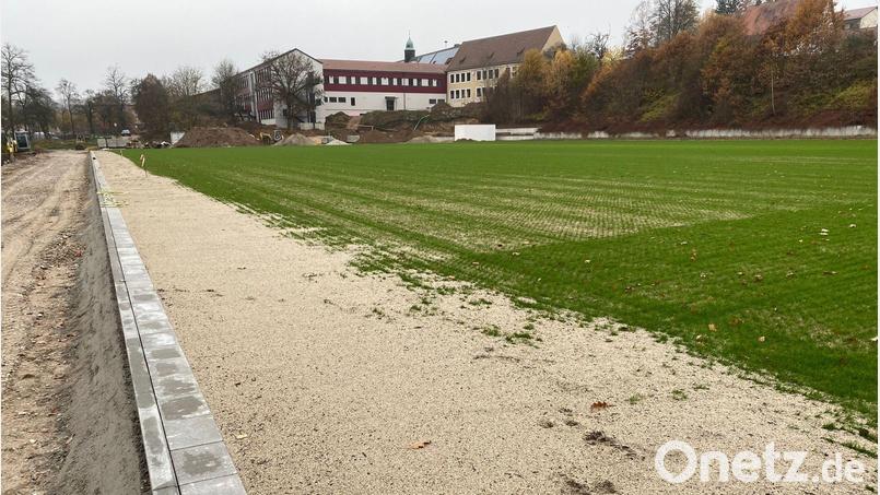 Der neue Sportplatz (Bild) für die Grund- und Mittelschule (Hintergrund) ist bereits angelegt. Für die künftige Bewässerung lässt die Stadt einen Brunnen bohren. Bild: Wilhelm Amann